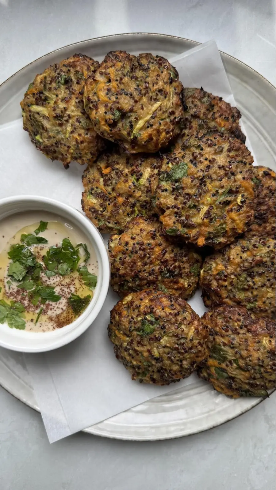 מבט קרוב על קציצות קינואה זהובות בצלחת הגשה