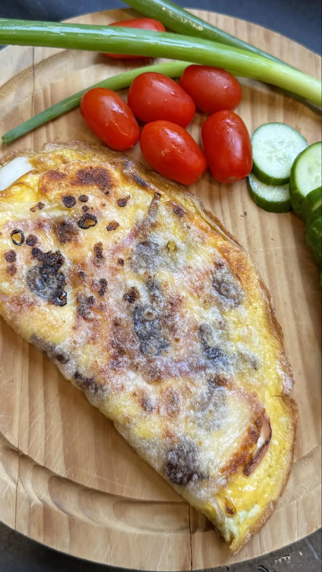 חביתת דפי אורז מוזהבת וקריספית על קרש עץ