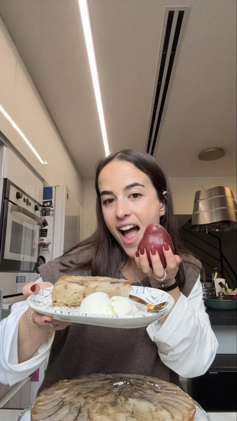 אלונה מרימה אגס אדום לפה ליד צלחת העוגה